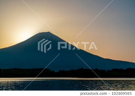 [Shizuoka Prefecture] Mt. Fuji and the rising sun seen from Lake Tanuki Diamond Fuji 102809565