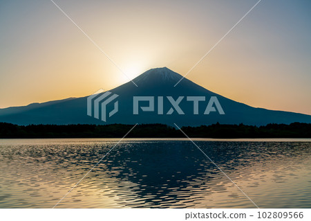 [Shizuoka Prefecture] Mt. Fuji and the rising sun seen from Lake Tanuki Diamond Fuji 102809566