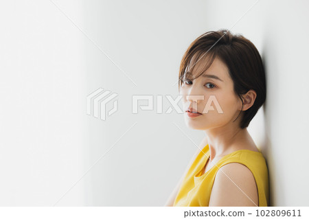 短頭髮的女人 102809611