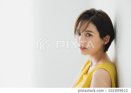 短頭髮的女人 102809612