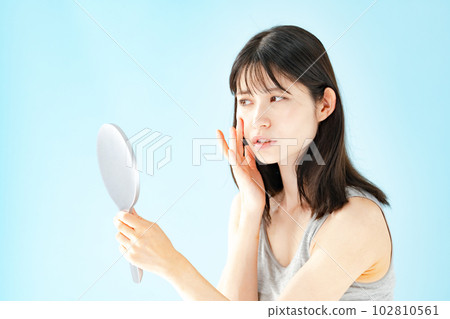 Women suffering from skin trouble 102810561