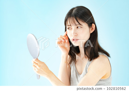 女性患有皮膚病 102810562