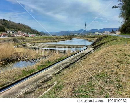 春天的大東町赤川風光 102810682