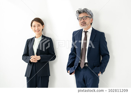 Business middle-aged and elderly men and women 102811209