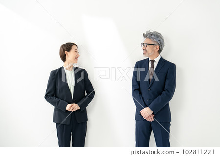 商務中老年男女 102811221