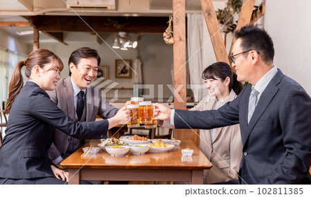 在居酒屋舉行年終晚會、新年晚會、酒會、宴會的男女同事、同事、上司和下屬 102811385