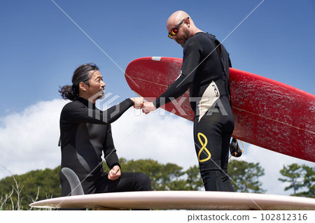 A fellow surfer with a smile and a good touch 102812316