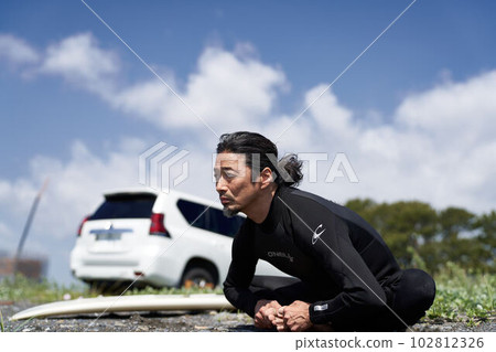 男性衝浪者在海灘熱身 102812326