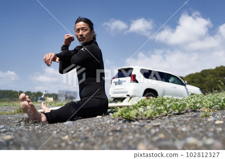 男性衝浪者在海灘熱身 102812327