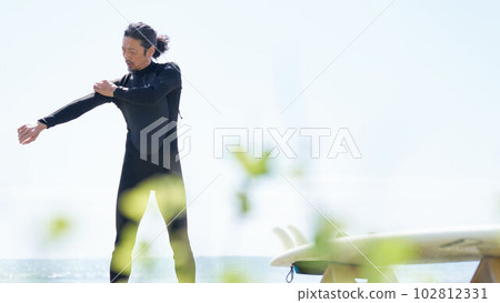 一個男人在戶外穿潛水衣 102812331