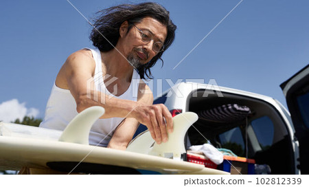 男人把鰭貼在衝浪板上 102812339