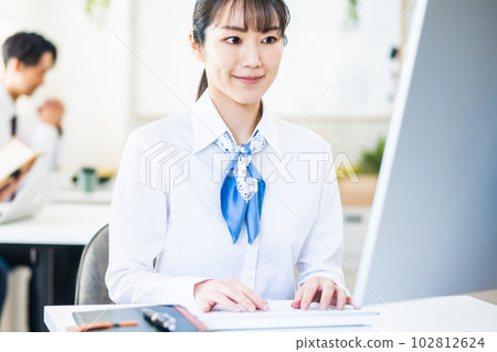 Young woman at the computer in the office 102812624