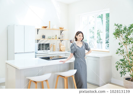 young woman standing in the kitchen young woman standing in the kitchen 102813139