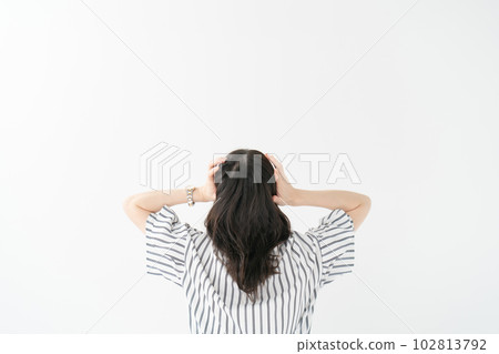 偶然的女性擔心抱著她的頭後視 102813792