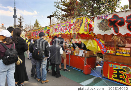 What is a queue at a stall at a fair, cheese hatgu? Japanese foreigners line up 102814030