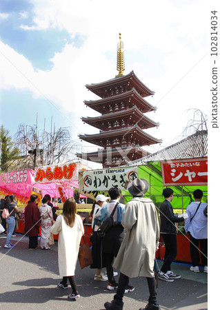 Visit the shrine while checking out the stalls at the festival, and share various foods on the way back. Big Fun at Sensoji Temple Events 102814034