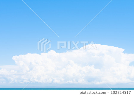 清爽的藍天、大白雲和地平線海景 102814517