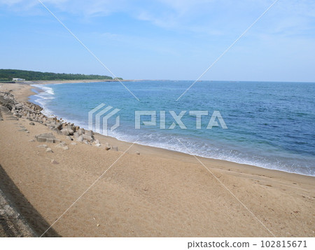 只有海浪聲迴盪的美麗大海，藍天和沙灘 102815671