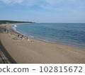 只有海浪聲迴盪的美麗大海，藍天和沙灘 102815672