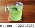 綠茶裝在杯子裡的茶袋裡 102818323
