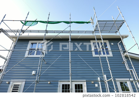 安裝太陽能電池板和蓄電池 安裝太陽能電池板和蓄電池 102818542