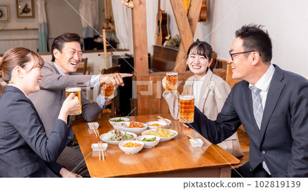 Men and women of colleagues, colleagues, bosses and subordinates who have a fun year-end party, New Year's party, drinking party, banquet at an izakaya 102819139
