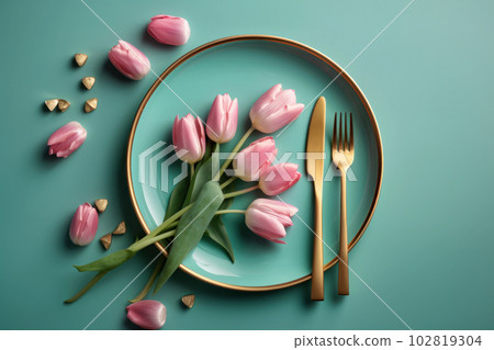 用粉紅色鬱金香和時尚餐具裝飾的淺藍色桌子 102819304