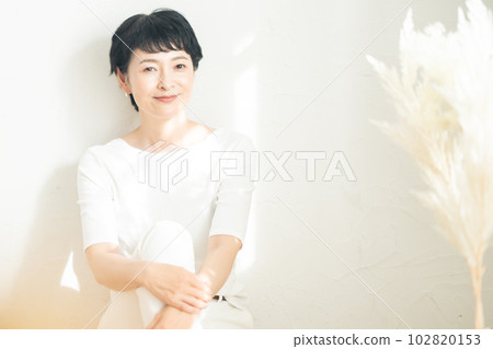 中年婦女享受生活的美麗形象 中年婦女享受生活的美麗形象 102820153