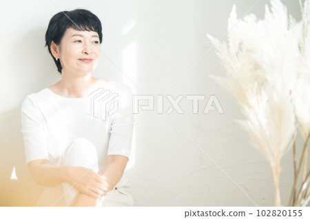 中年婦女享受生活的美麗形象 中年婦女享受生活的美麗形象 102820155