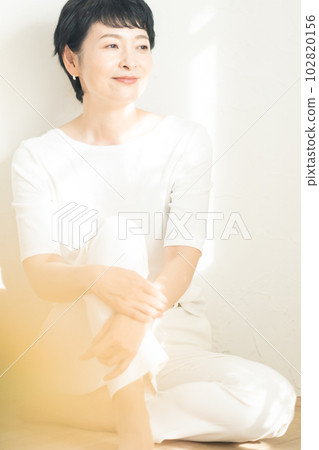 中年婦女享受生活的美麗形象 中年婦女享受生活的美麗形象 102820156