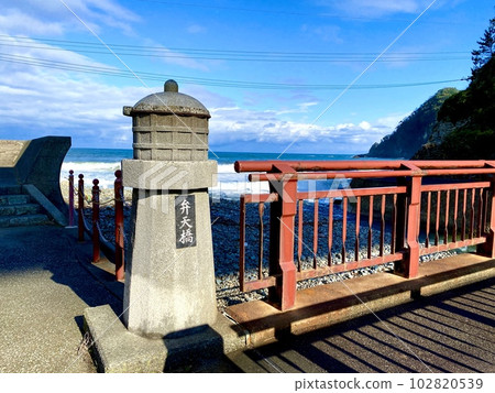 [Hyogo] Benten Bridge overlooking the sea near Amarube Railway Bridge 102820539