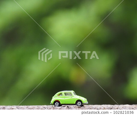 景觀與微型汽車斯巴魯 360 綠色背景 景觀與微型汽車斯巴魯 360 綠色背景 102821036