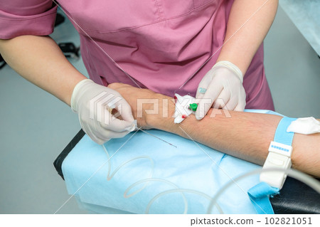 Installation of a catheter-dropper. 102821051