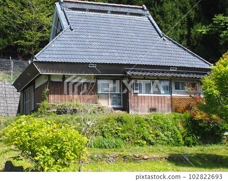 An old thatched tin house that has recently become vacant 102822693