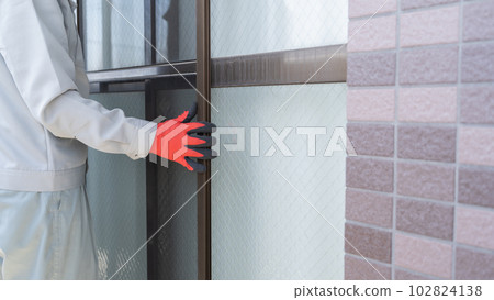 Image of workers installing and removing screen doors 102824138