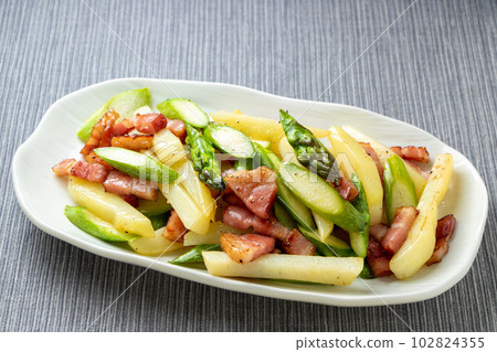 炒蘆筍、新土豆和培根。 102824355