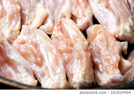 Bake the chicken (chicken wings) in a frying pan. 102824404