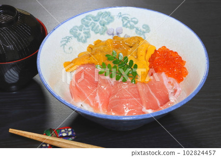 Seafood bowl (large fatty tuna, sea urchin, salmon roe) 102824457