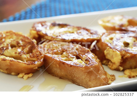 Baguette's French toast 102825337