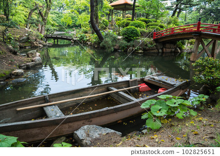 站在廣島縮景園森林中的木船 站在廣島縮景園森林中的木船 102825651
