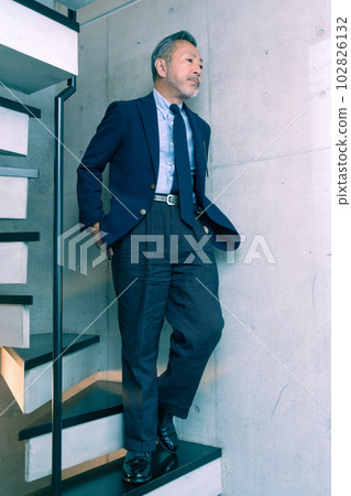 中年男人全身照 102826132