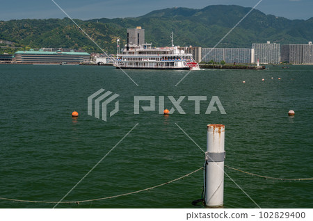 密西根號遊船駛入大津港 102829400