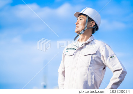 A middle-aged male administrator in a helmet 102830024