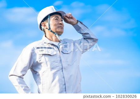 A middle-aged male administrator in a helmet 102830026