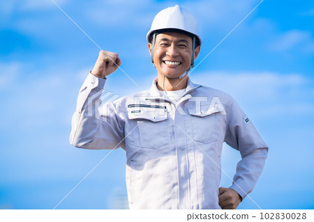 一位戴著頭盔、擺出膽量姿勢的男經理 102830028