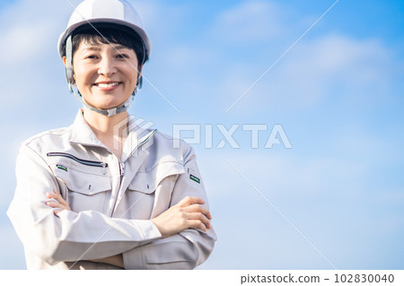 Reliable middle-aged female site supervisor 102830040