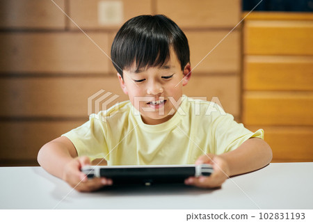 在家用視頻遊戲機上玩遊戲的小學生 在家用視頻遊戲機上玩遊戲的小學生 102831193