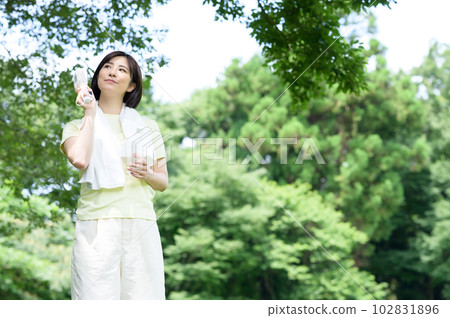 陰涼處有電扇和水的女人 102831896