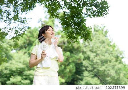 陰涼處有電扇和水的女人 102831899