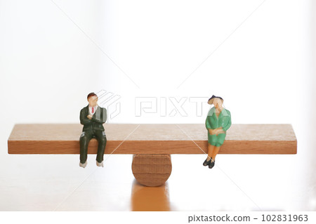 蹺蹺板上的男人和女人男人女人平衡性別平等 102831963